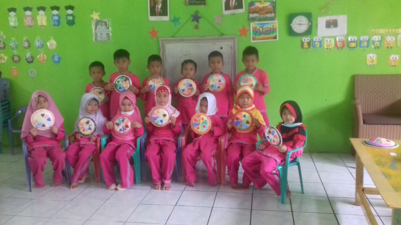 Mengecat Piring Plastik Menjadi Karya Seni