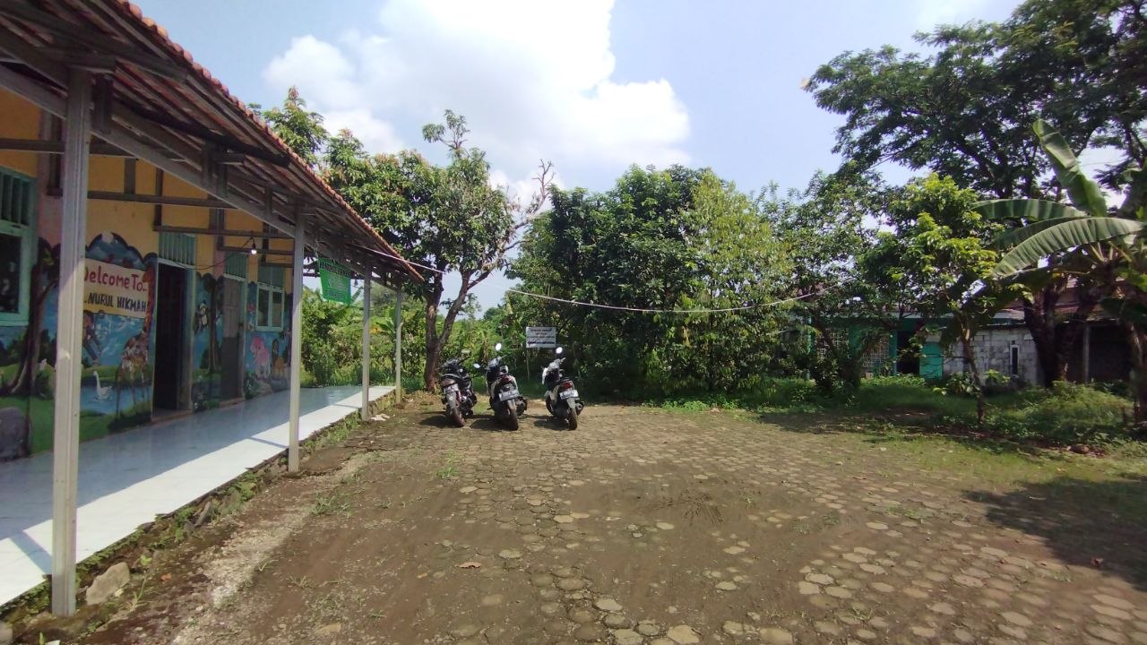 Parkiran dan Lapangan
